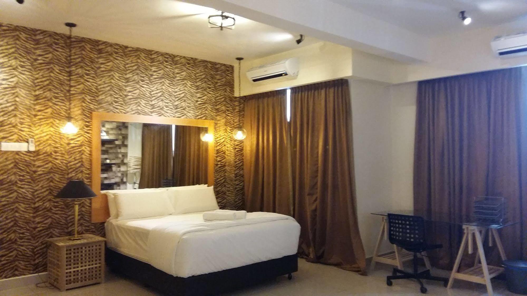 Premier Times International Hotel Seri Kembangan Exterior foto