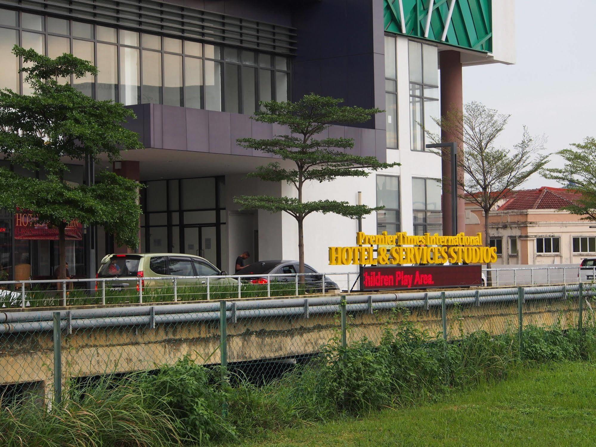 Premier Times International Hotel Seri Kembangan Exterior foto